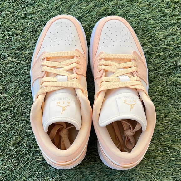 Air Jordan 1 Low SE - Picture 4 of 5